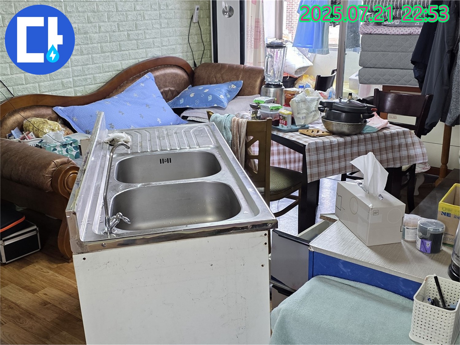 싱크대 누수 부위 확인 - 누수 흔적을 따라 정확한 누수 지점을 찾아냅니다.