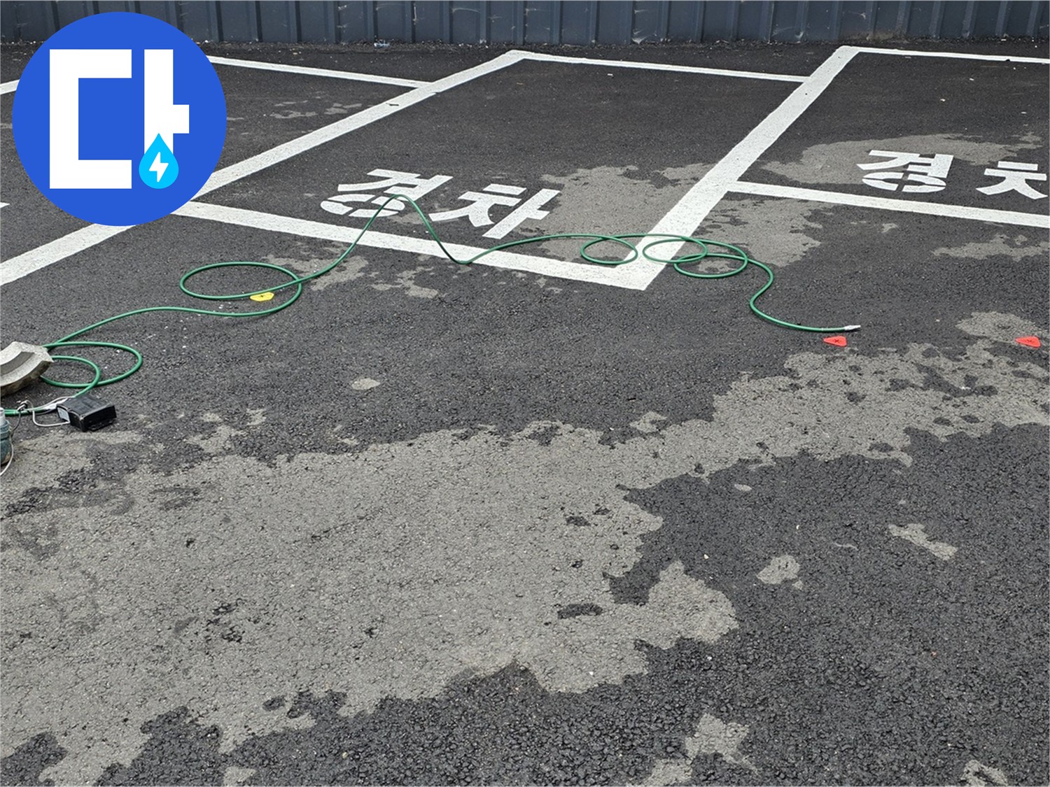 철원군 서면 와수리 주차장 누수 - 맨홀 주변 누수 탐지를 위해 첨단 장비를 설치했습니다.