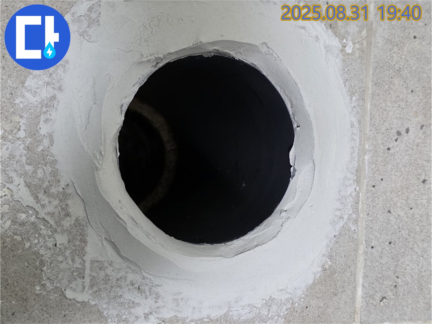 분당 산운로 세면대 자동 폽업 고장으로 인한 누수 - 새 폽업으로 교체하여 누수를 해결하는 시공 과정을 담았습니다.