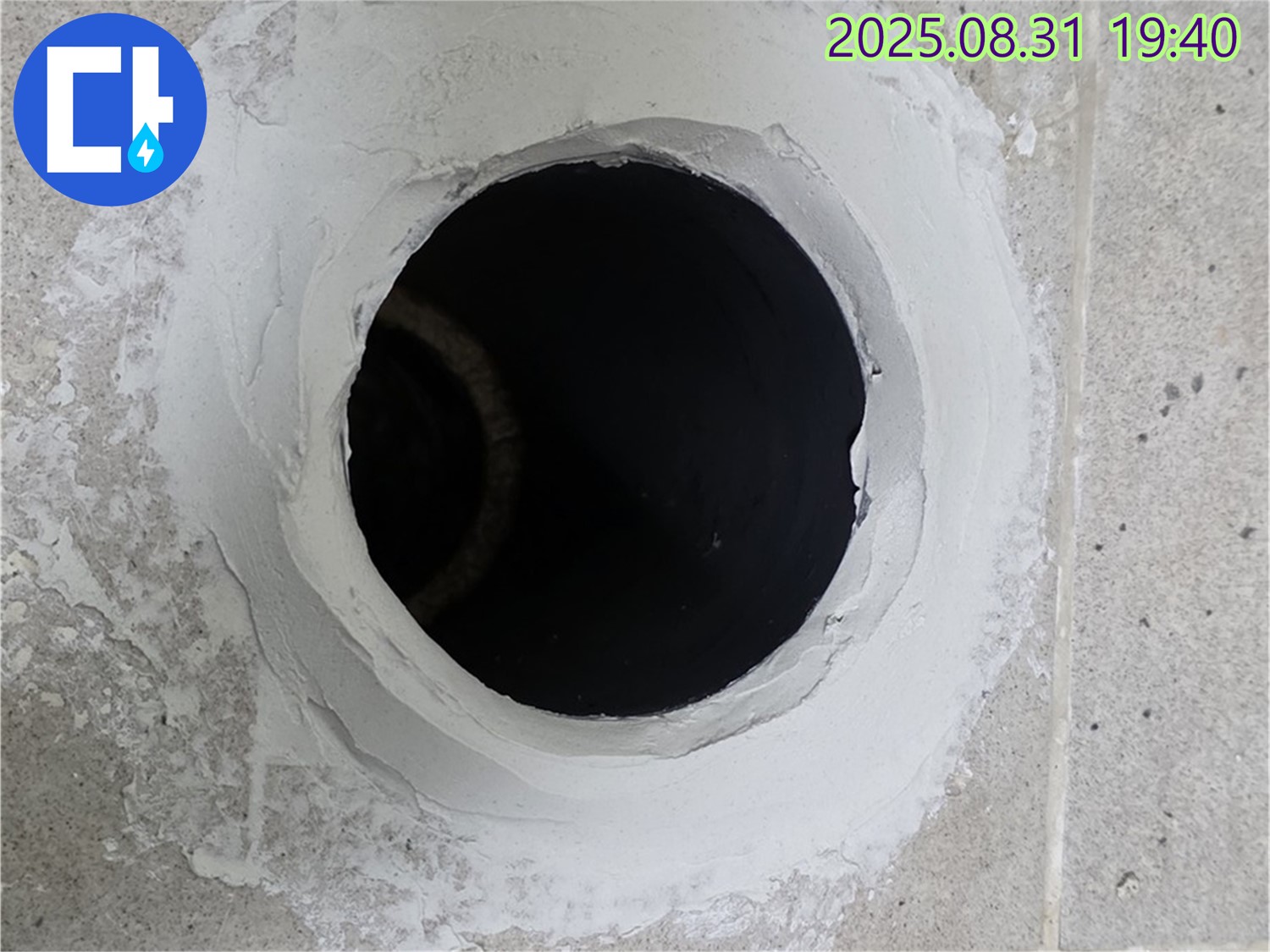 분당 산운로 싱크대 하부 배수 호스 누수 - 새 호스로 교체하여 누수를 해결하는 시공 과정을 담았습니다.