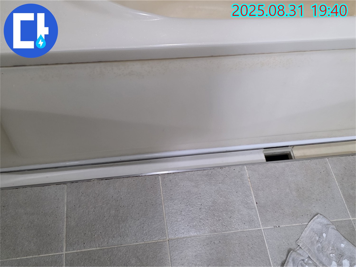 분당 산운로 121번길 욕조 누수 - 패널 하단 틈새가 벌어져서 손가락이 들어갈 정도입니다.