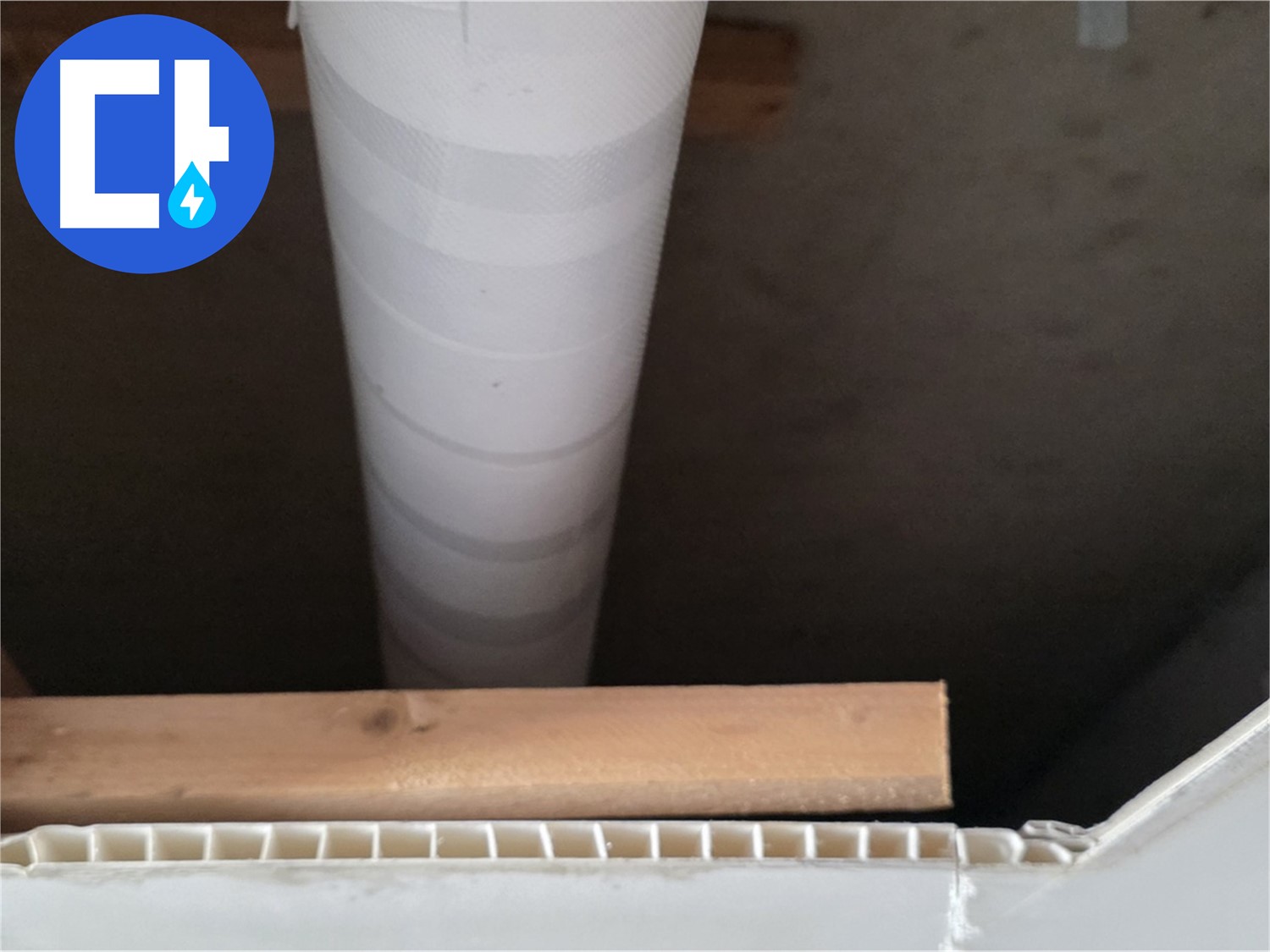 양주시 백석읍 아파트 천장 내부의 흰색 PVC 배관과 목재 구조물 상태