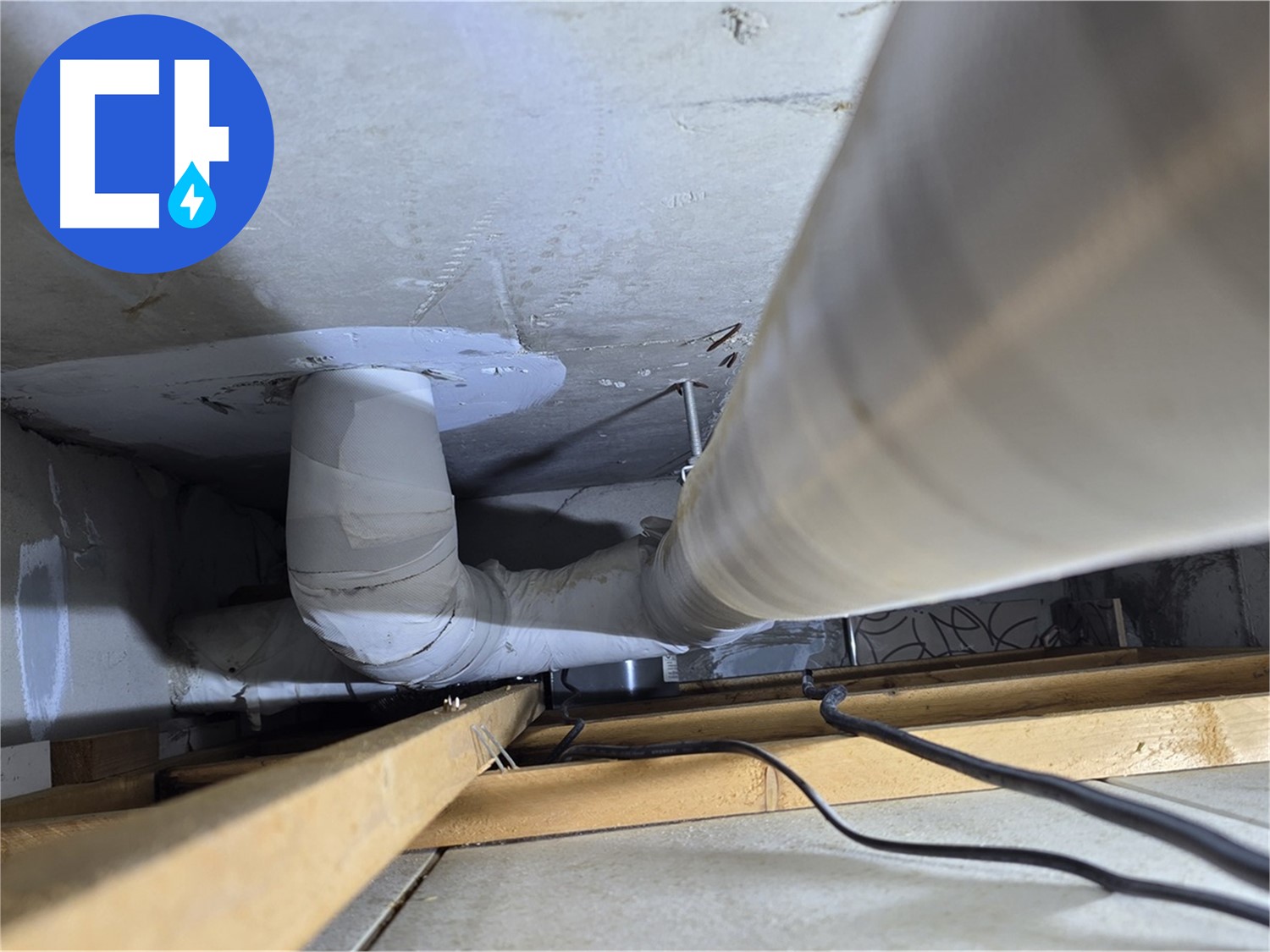 천장 내부의 굵은 배관과 흰색 PVC 소켓 연결부