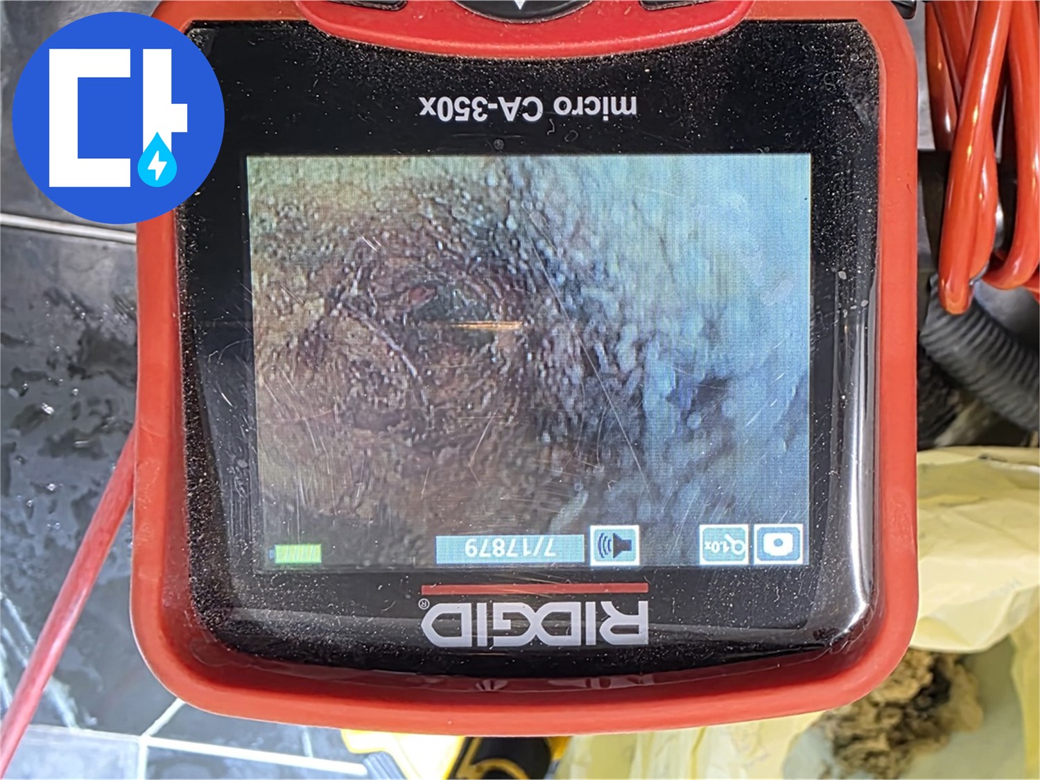 배관 내부를 꼼꼼하게 점검하는 모습 - 정확한 누수 원인 파악