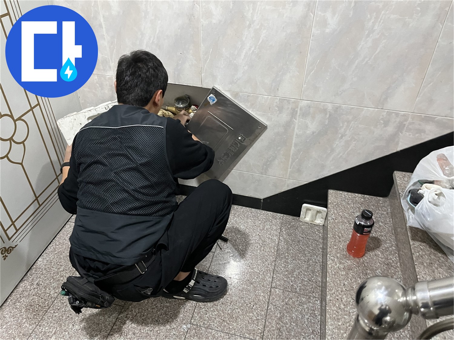 독산동 형제맨션빌에서 누수 전문가가 꼼꼼한 청음 탐지로 누수 지점을 확인하고 있습니다 - 미세한 누수음도 놓치지 않습니다.