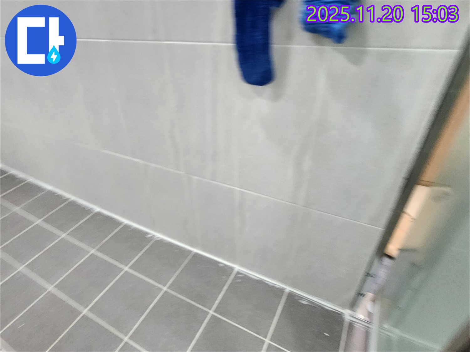 포천시 가산면에서 욕실 모서리 실리콘 누수 방지 시공으로 누수를 완벽하게 해결했습니다.