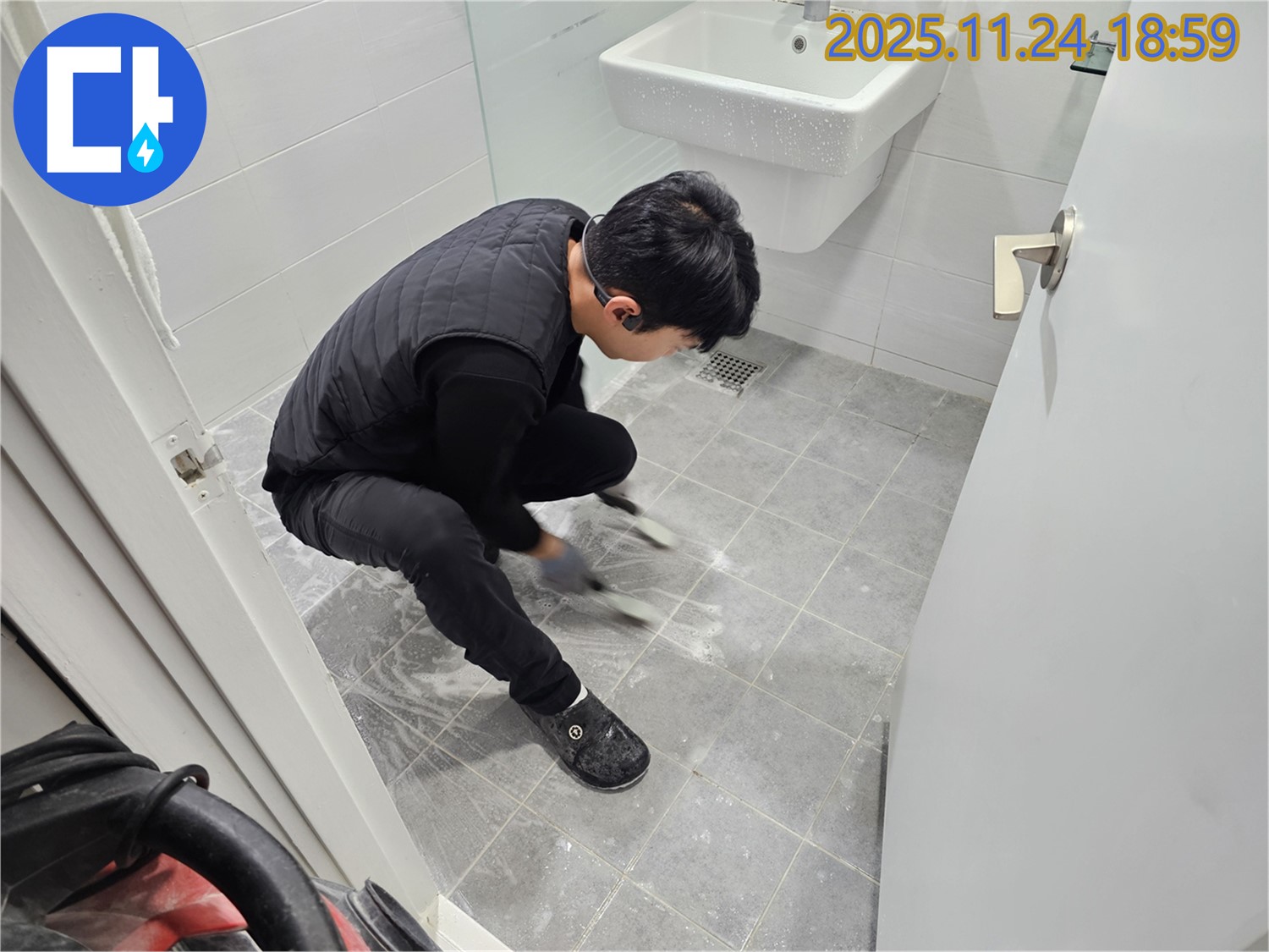 마포 도화 현대아파트 욕실 바닥 타일 줄눈 메꿈 작업 - 꼼꼼한 시공으로 누수를 차단하고 쾌적한 욕실을 만들어 드립니다.