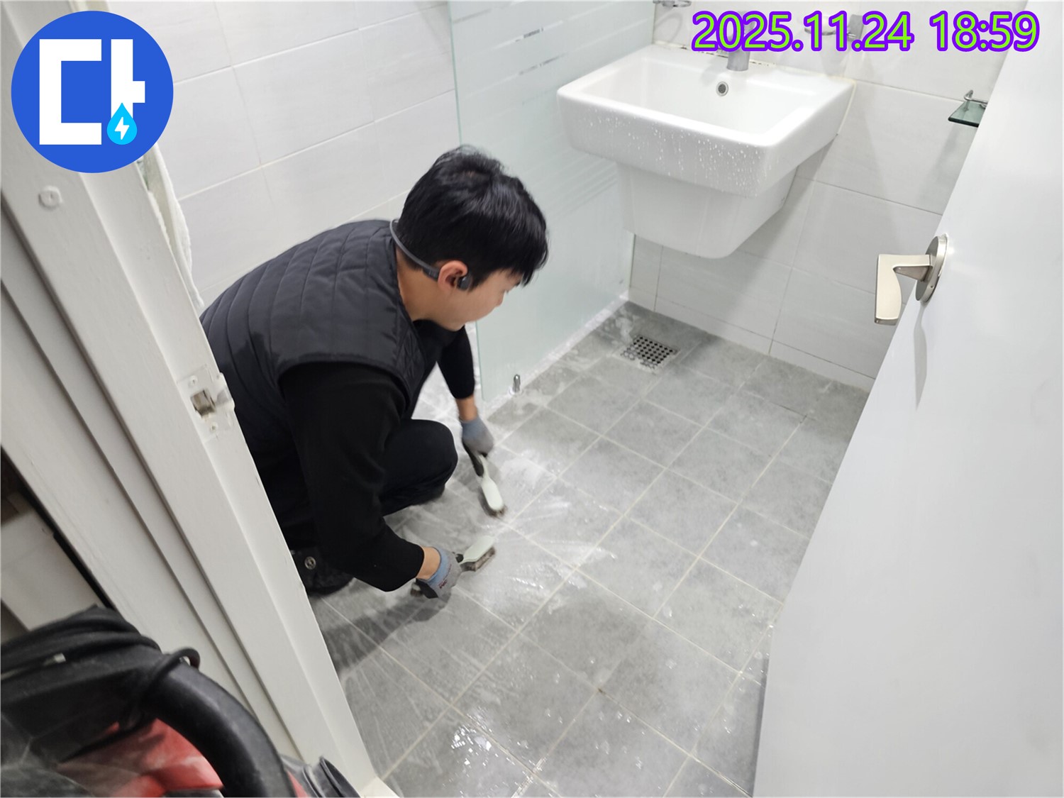 도화 현대1차 아파트 욕실 - 타일 틈새 오염 제거 및 방수 청소 시공 중