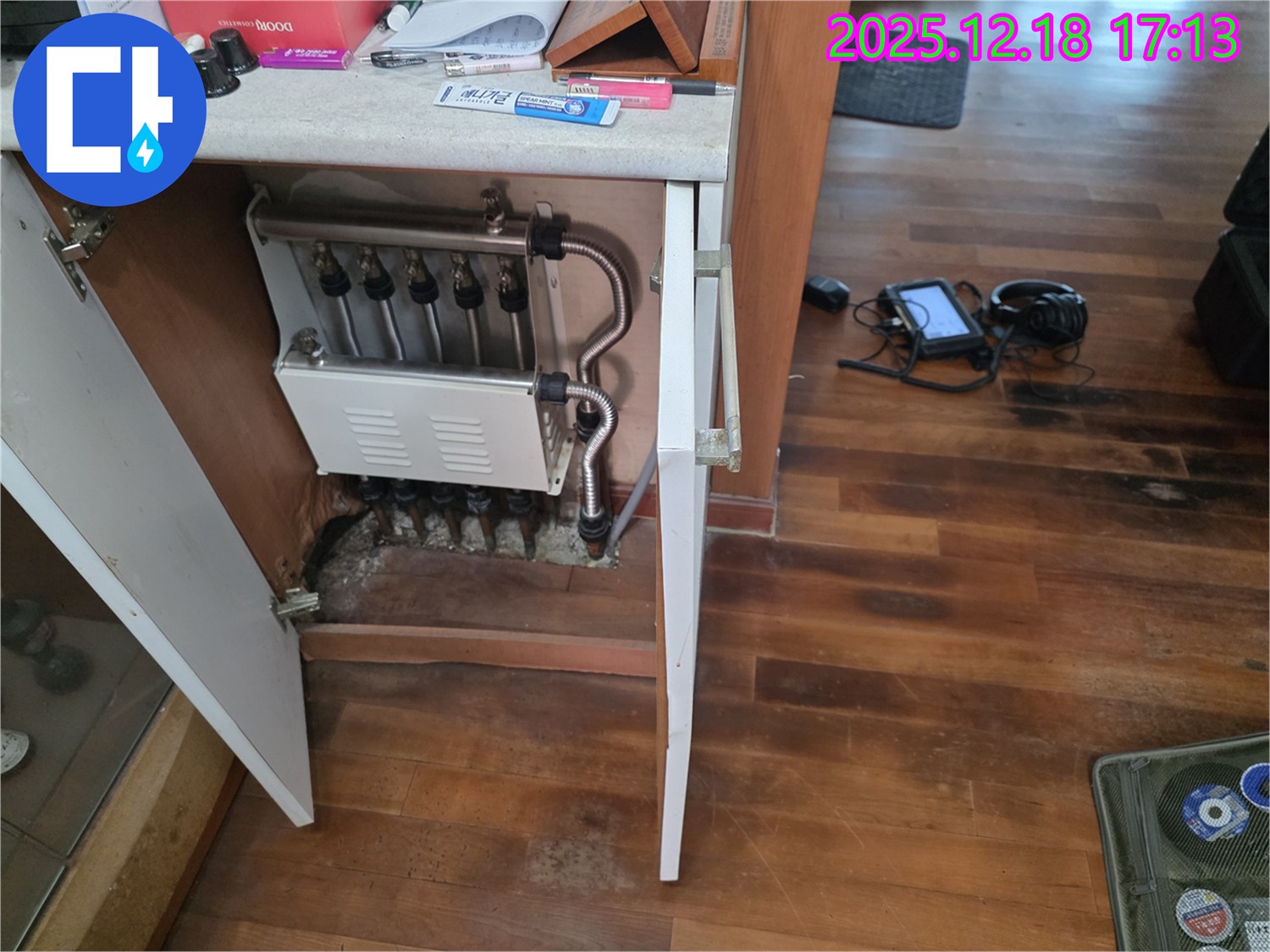 신천동 싱크대 밑 분배기 누수 - 이제 물 새는 걱정 없이 완벽하게 해결!