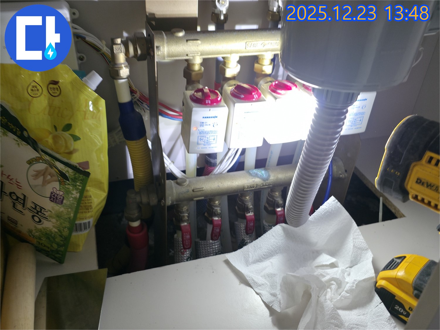 지행동 에코휴먼빌2차 아파트 - 난방 분배기 밸브 상태를 점검하고 누수 징후를 확인합니다.