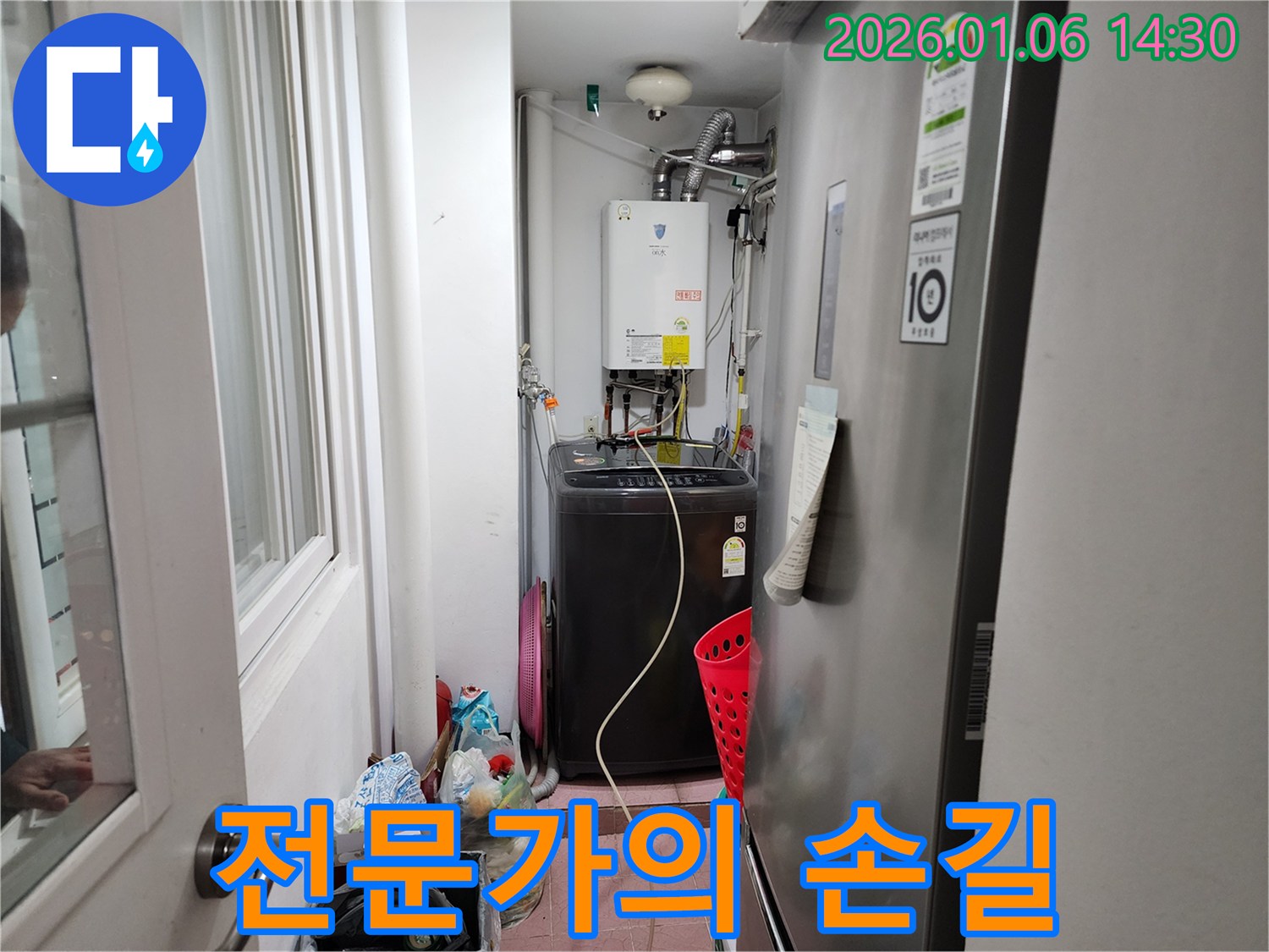 전문가의 손길 - 숙련된 기술자가 꼼꼼하게 배관 연결 작업을 진행하고 있습니다.