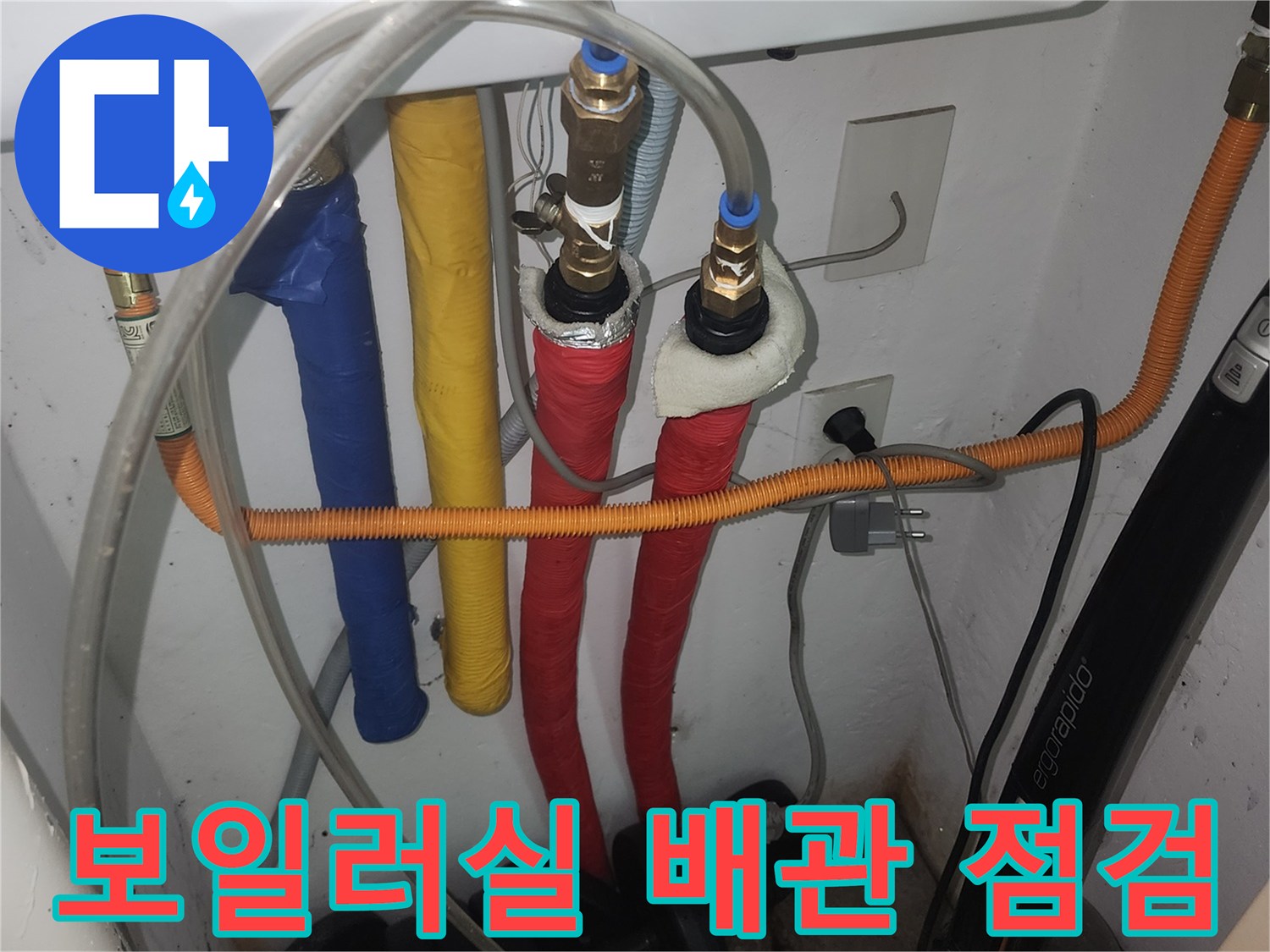 다양한 색상의-배관에 연결된-공압 검사 도구